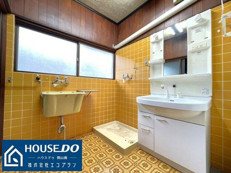 窓付きの明るい浴室。しっかり換気も出来て空気が籠らないので、快適な空間を維持できます