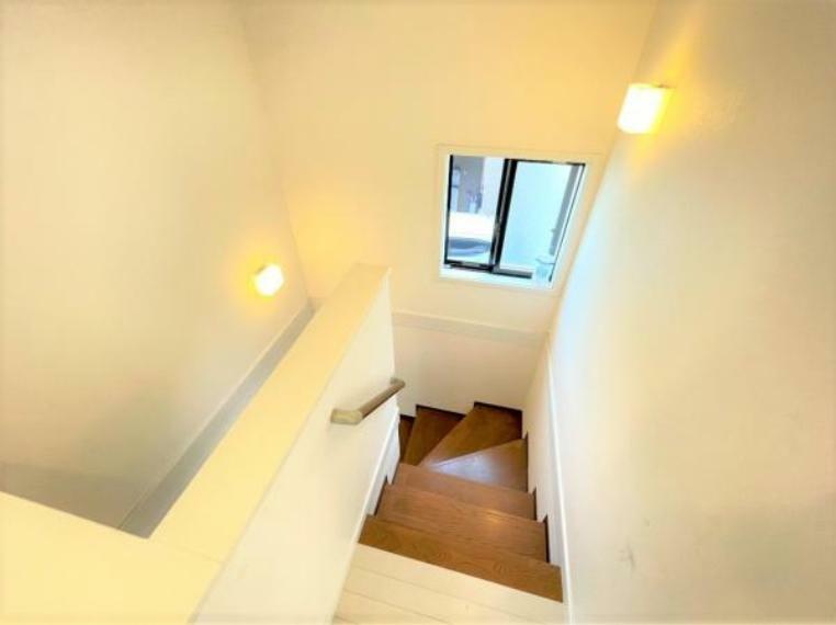 【階段】2階から撮影した階段です。白い壁紙に暖かい照明の光がおしゃれですね。窓もあり、明るくなっているので、階段の上り下りの安全性も上がり、安心ですね。