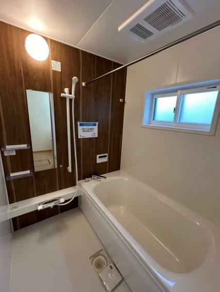 浴室はハウステック製の新品のユニットバスに交換しました。足を伸ばせる1坪サイズの広々とした浴槽で、1日の疲れをゆっくり癒すことができますよ。