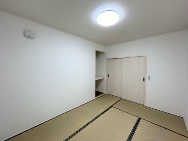 1階6畳和室の別角度からの写真です。収納付きです。畳は表替えを行い、壁・天井はクロスを張り替えました。