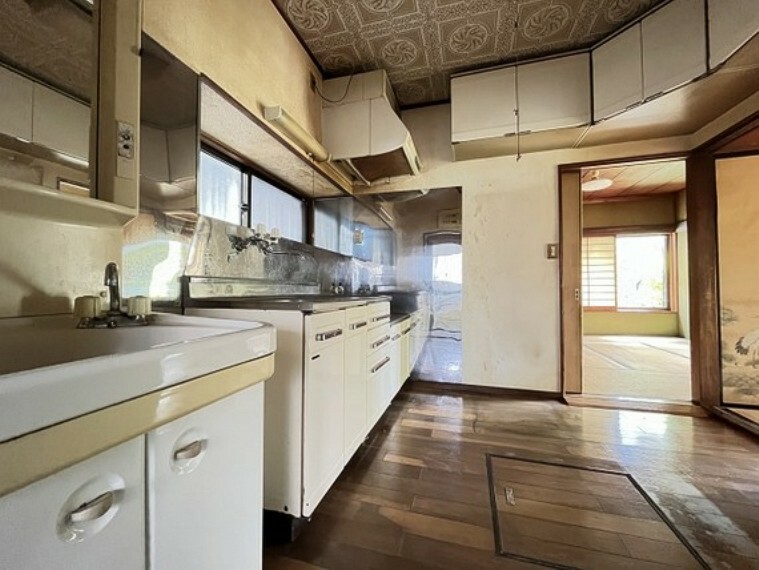 キッチンの床下収納は日用品のストックに便利！