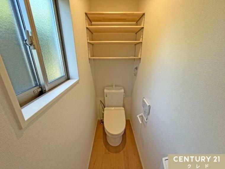 衛生面も安心なウォシュレット機能付きトイレ。<BR/>背面の収納にはペーパーの予備やお掃除道具なども収納できます。