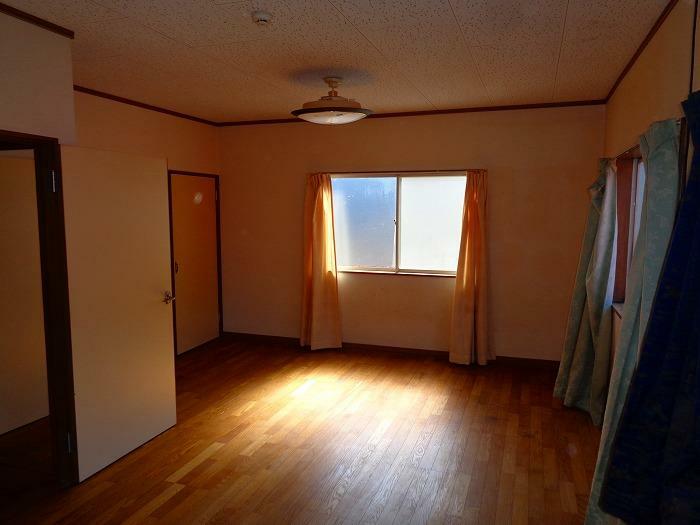 2階10.5帖の洋室はドアが2箇所あり2部屋に分けられます