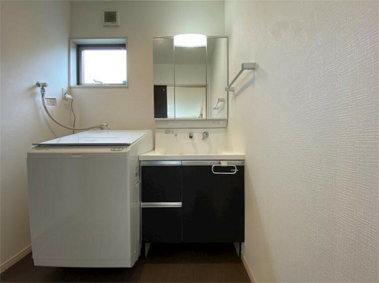 収納豊富なシャワー付き洗面台