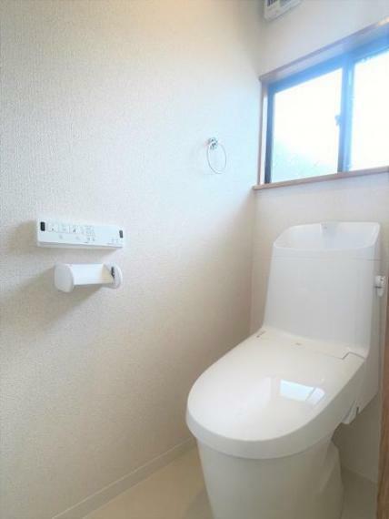 【リフォーム後/トイレ】トイレはLIXIL社製の暖房便座付きウォシュレットトイレに新品交換しました。直接お肌に触れる部分が新品になるのは嬉しいですよね。
