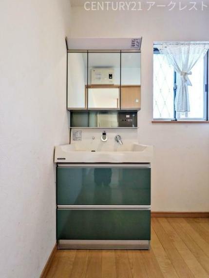 清潔感のあるすっきりとした洗面台・脱衣所！<BR/>三面鏡の裏は棚になっているため、収納力もばっちりです！