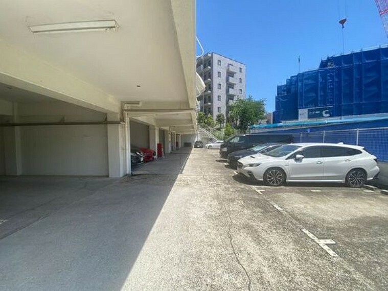 敷地内駐車場。