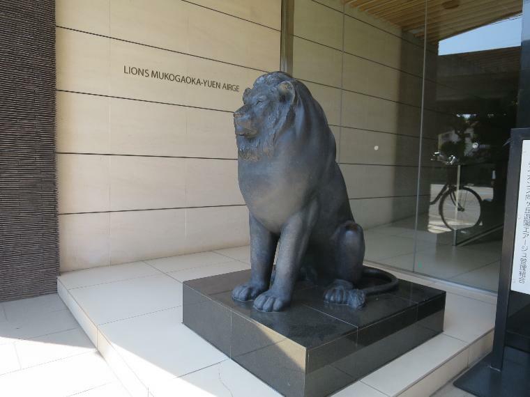 モニュメント　　エントランスに鎮座するライオンズマンションの象徴