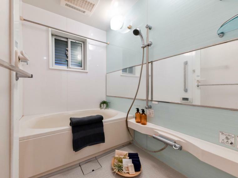 浴室　1418サイズ　換気に重宝する小窓付き　低床型の保温式浴槽です