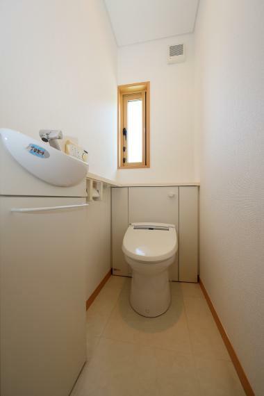 2階トイレ　隣に小便器もあります。トイレは、各階にあります。