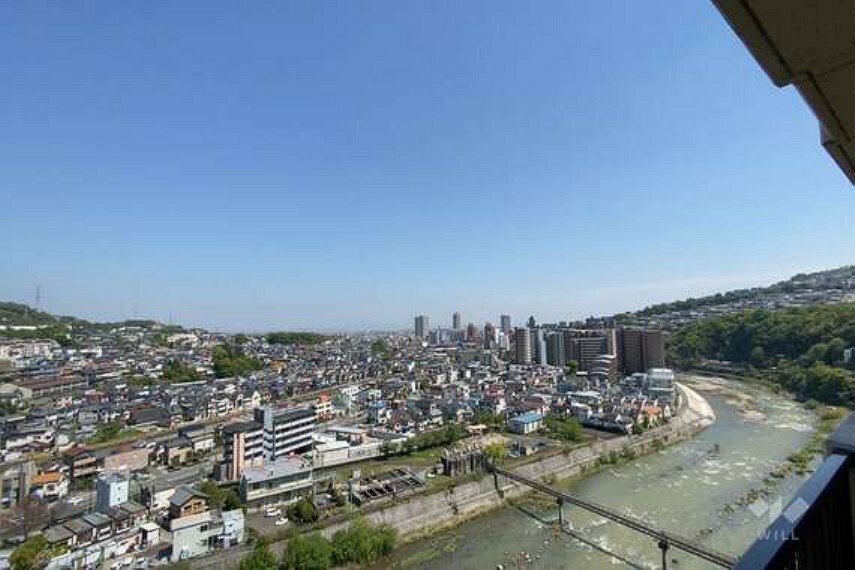 バルコニーからの眺め（南東方向）、武庫川を望めます。［2023年5月8日撮影］