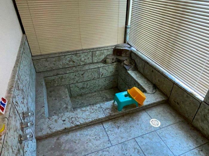 伊豆石の浴室　温泉引込可能