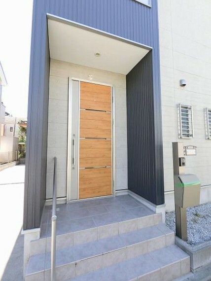 玄関は、高級感と断熱性、防犯性に優れた玄関ドアを標準装備。
