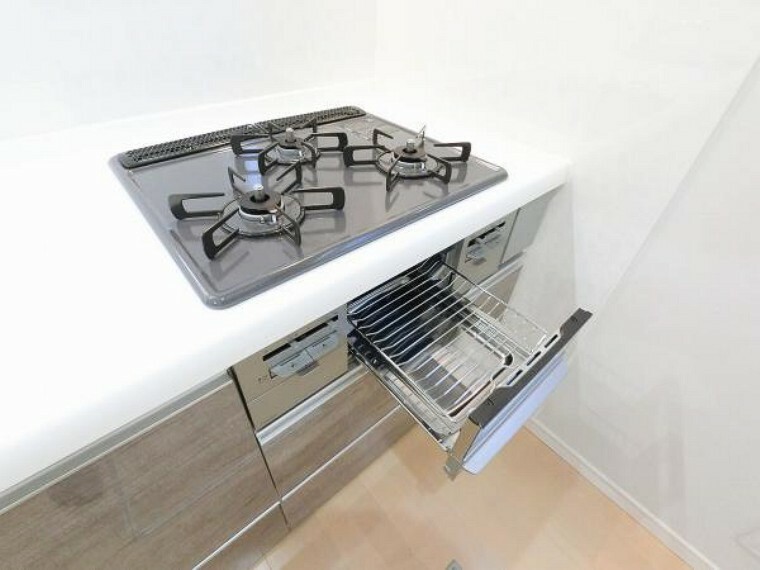 ビルトインガスコンロは様々な料理が作れる便利な専用調理器が充実。