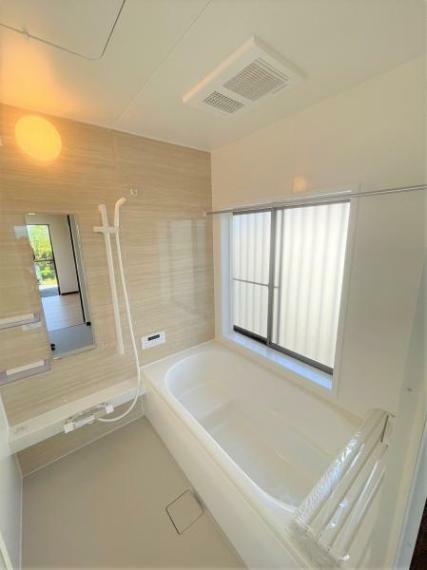 【リフォーム後/浴室】浴室はハウステック製の新品のユニットバスに交換しました。足を伸ばせる1坪サイズの広々とした浴槽で、1日の疲れをゆっくり癒すことができますよ。
