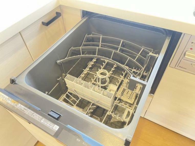 【リフォーム後/キッチン】ビルトイン式の食洗機が内蔵されています。面倒な食器洗いも、楽しく早く出来そうで嬉しいですね。