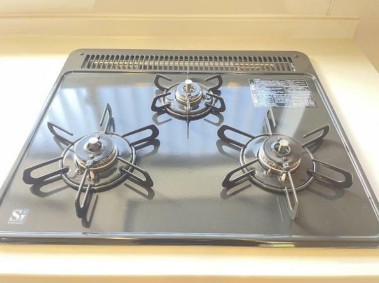【リフォーム後/キッチン】新品交換したキッチンは3口コンロで同時調理が可能。大きなお鍋を置いても困らない広さです。お手入れ簡単なコンロなのでうっかり吹きこぼしてもお掃除ラクラクです。