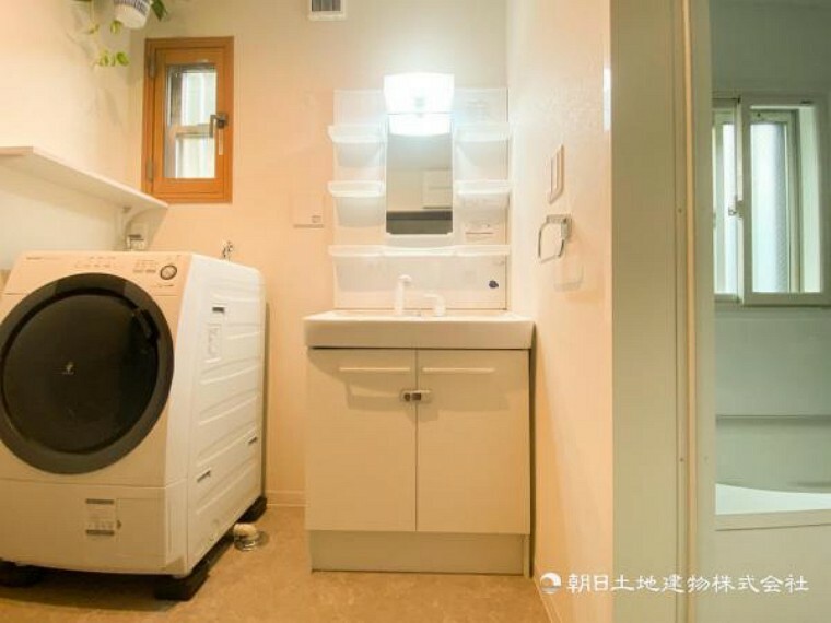 【洗面台】小物もしっかりしまえる収納付き。毎日、便利にご使用いただける 洗面です。