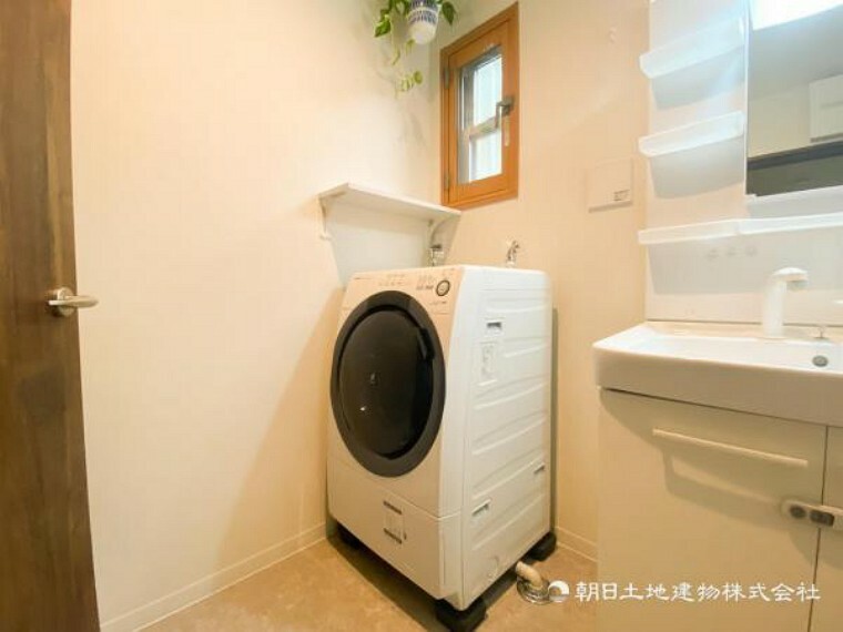 【洗面・脱衣所】ストレスフリーな広いランドリースペース。　　大きな洗濯機乾燥機もしっかりとおけます。