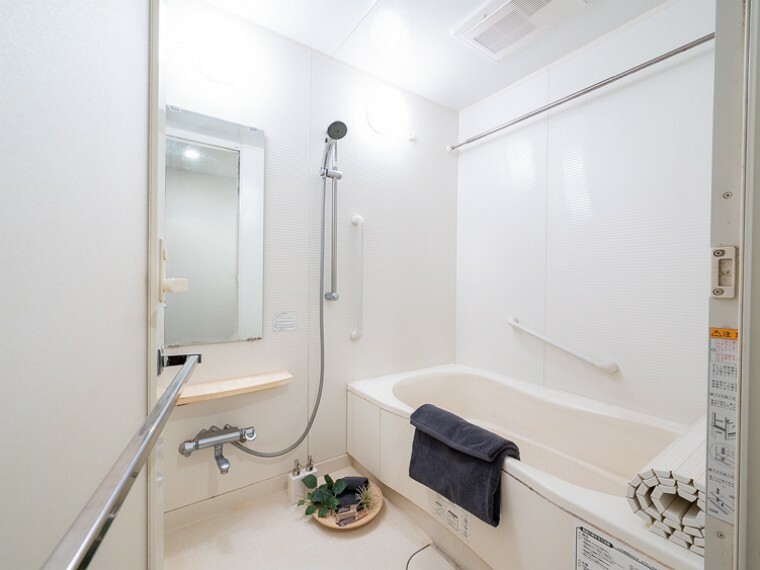1418サイズの浴室　低床タイプの浴槽
