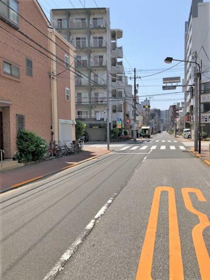 前面は約11mの公道に面しております。東京メトロ日比谷線「三ノ輪」駅徒歩5分他、複数路線利用可能な好
