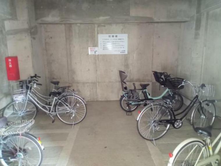 駐車場敷地部分に無料の駐輪場があります。わざわざ車を出す距離でもない場所へ行くなら、自転車が便利ですよね。
