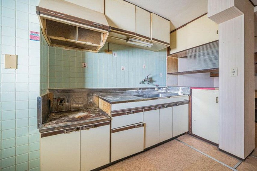 【キッチン】キッチンスペースには窓があり、快適に料理ができる優しい空間です