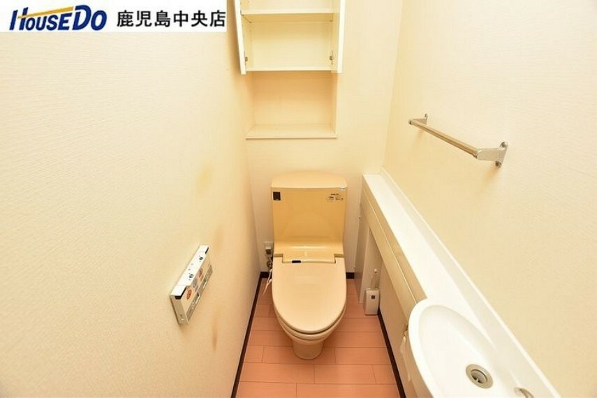 【トイレ】温水洗浄便座機能付きのトイレです！手洗い器も付いています