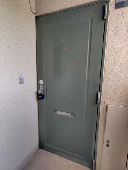 【玄関】玄関ドアは鍵交換を行いました。防犯面も安心ですね。