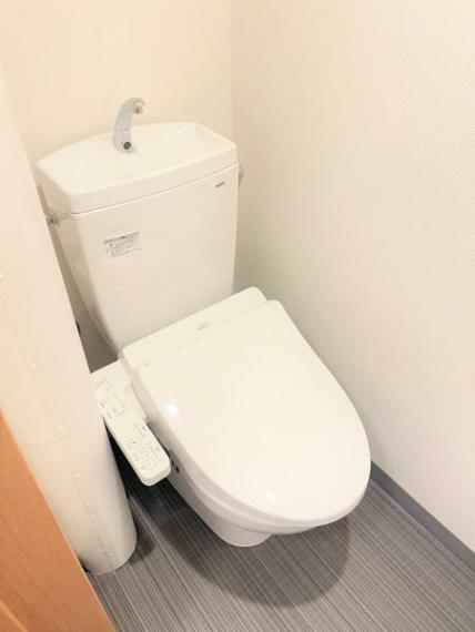 【リフォーム済/トイレ】温水洗浄機能付きの新品トイレに交換しました。床壁天井を貼り替えしました。