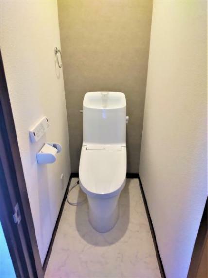 リフォーム済　2階トイレリクシル社製の温水洗浄便座トイレに新品交換しました。床のクッションフロアを張り替えました。おうちにトイレが2つあれば、順番待ちのイライラも解消ですね。
