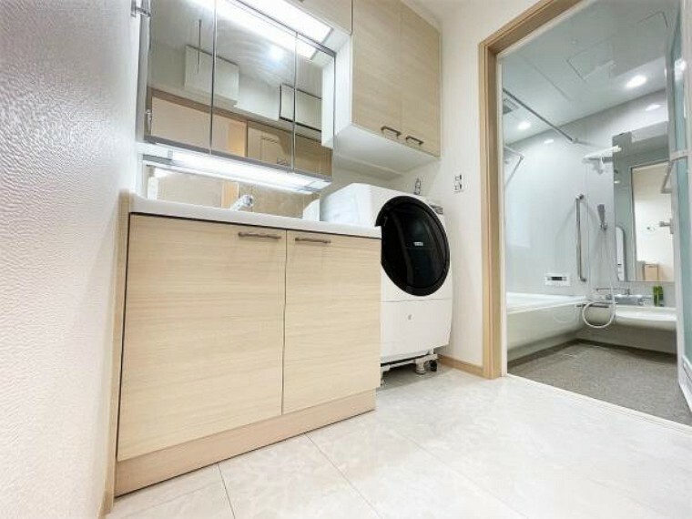 洗面、脱衣室がすっきり片付く嬉しい収納。内部には電動歯ブラシやシェーバーなどが充電できるコンセントもあり、身支度を便利にサポートします。