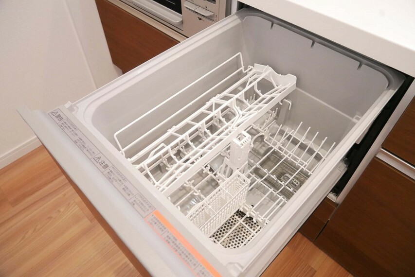 【ビルトイン食器洗乾燥機】 家事のお手伝いをしてくれる奥様の味方です。食器を洗っている間にお掃除など、様々なシーンで家事の時短に役立つ食洗機。省スペースのビルトインタイプを採用致しました。