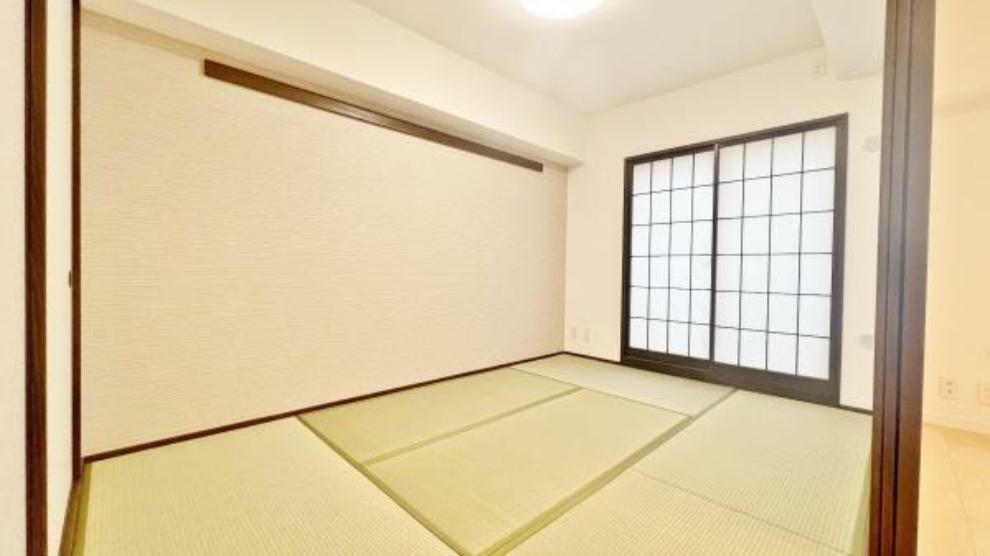 《和室》　■休日には畳のうえでゴロゴロと、至福の一時。冬にはコタツにミカンでテレビ鑑賞。日本人にはあって嬉しいジャパニーズルームです。