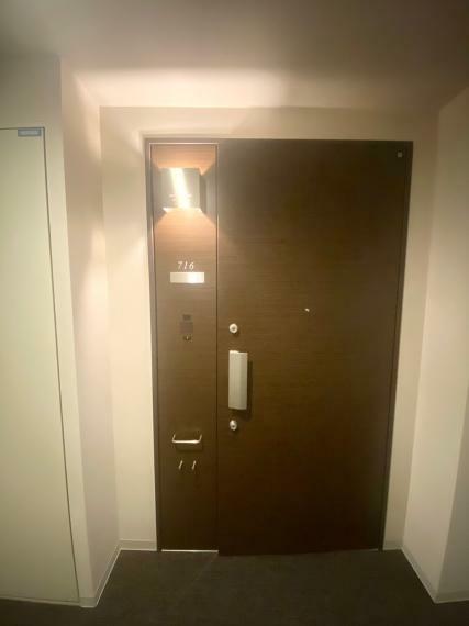 【玄関】写真は階違いのお部屋画像ですが、1016号室は現在空き室のため随時内覧可能です！