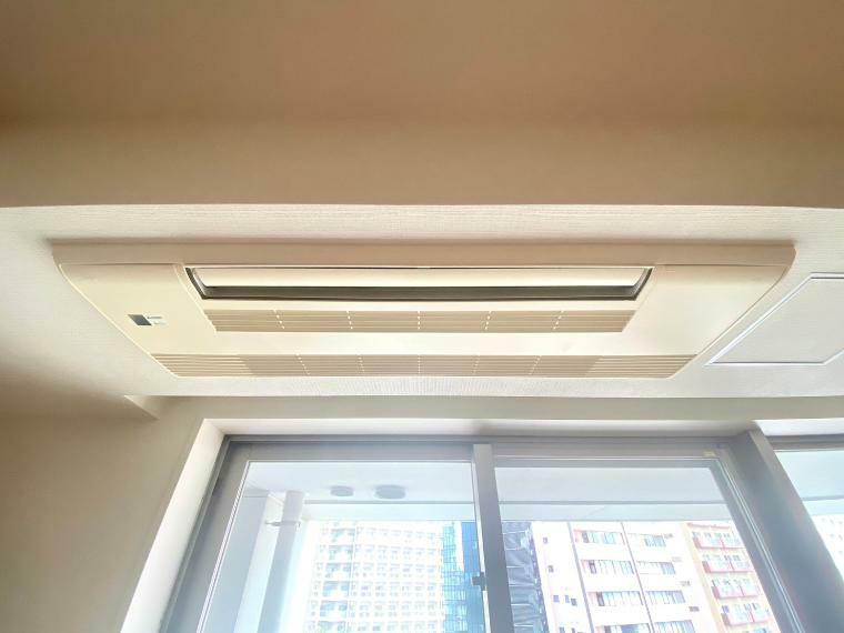【リビング】天井埋め込み型エアコン<BR/>写真は階違いのお部屋画像ですが、1016号室は現在空き室のため随時内覧可能です！