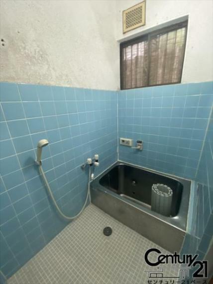 ■現地撮影写真■水色のタイルが可愛い浴室です！