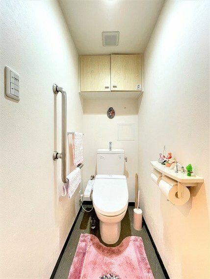 温水洗浄便座付のトイレには手摺りも付いて、扉は便利な引き戸