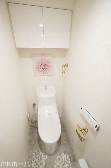 温水洗浄便座付きのトイレです！設置された小物入れはトイレットペーパーやお掃除用具の収納にも便利！