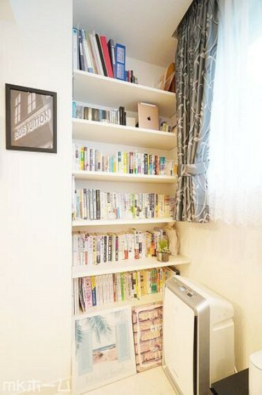 リビング壁面には可動棚で使い勝手の良い書籍庫を設置！お気に入りの小物を飾るスペースとしてもGOOD！