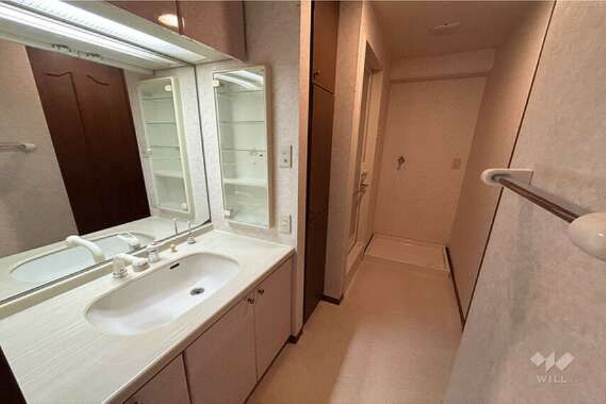 洗面室は横幅が広く、二人並んで身支度も可能。リネン庫もあり収納力も申し分ありません。