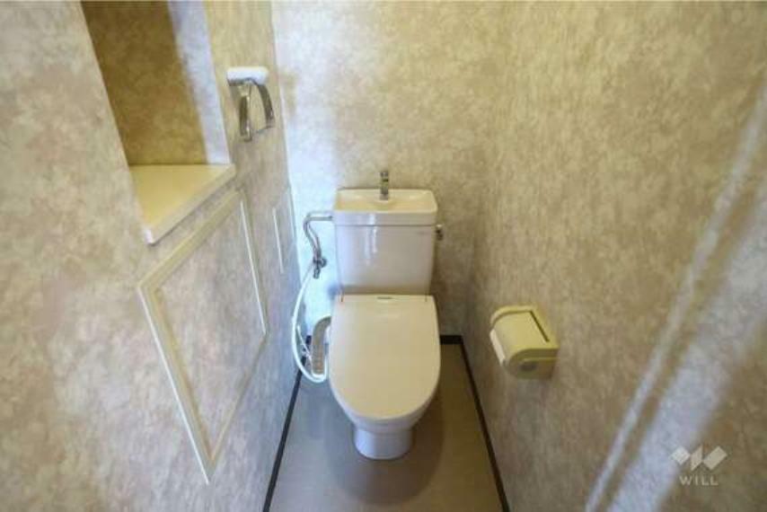 トイレ。棚付きのため、備品系の収納に便利。