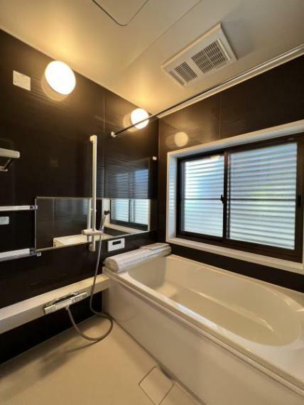 【リフォーム済】浴室はハウステック製の新品ユニットバスに交換しました。1坪サイズのユニットバスは広々した浴槽で、足を伸ばしてゆったり半身浴が楽しめます。