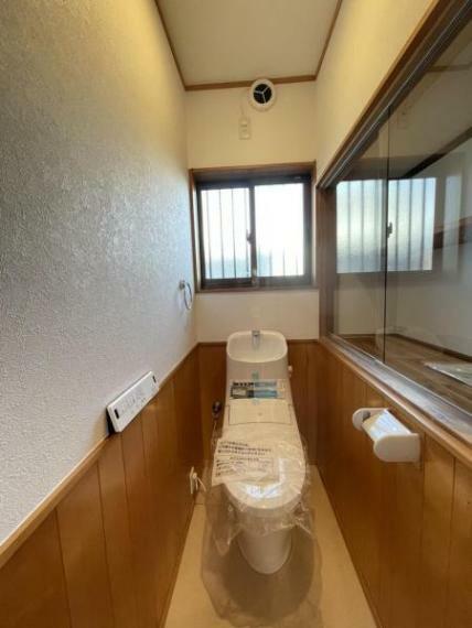 【リフォーム済】トイレはLIXIL製の温水洗浄機能付きに新品交換しました。キズや汚れが付きにくい加工が施してあるのでお手入れが簡単です。直接肌に触れるトイレは新品が嬉しいですよね。