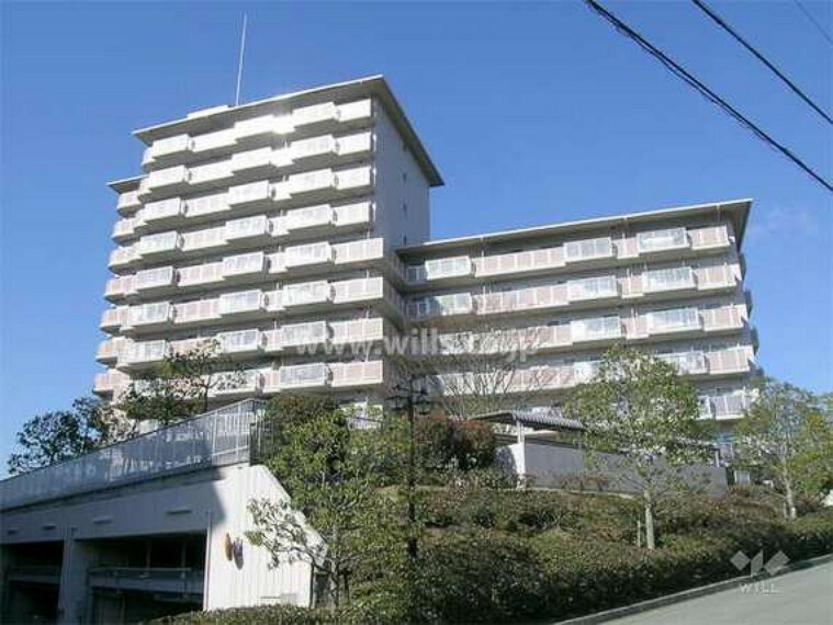 パークハウス猪名川壱番街A棟の外観（南側から）。総戸数239戸の大規模マンションです。