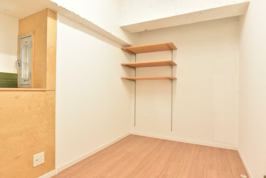 【洋室5帖】コンクリートの無機質さと木材の暖かみが調和した洋室。