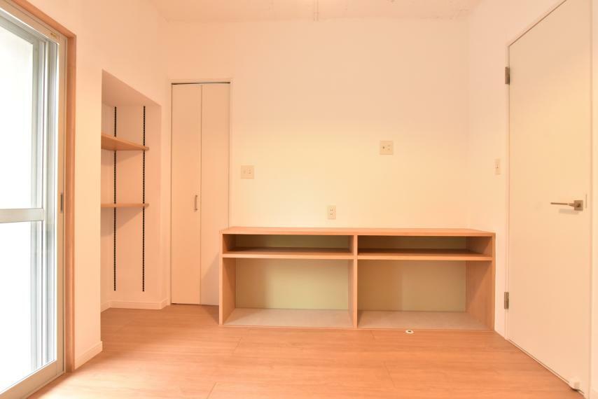 【洋室6帖】豊富な収納ラックスペースでプライベートルームを広くお使いいただけます。