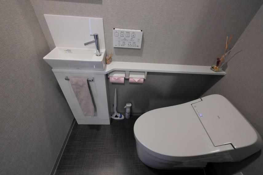 洗浄機能や暖房戸機能、脱臭機能などを備えたシャワートイレが設置されています。