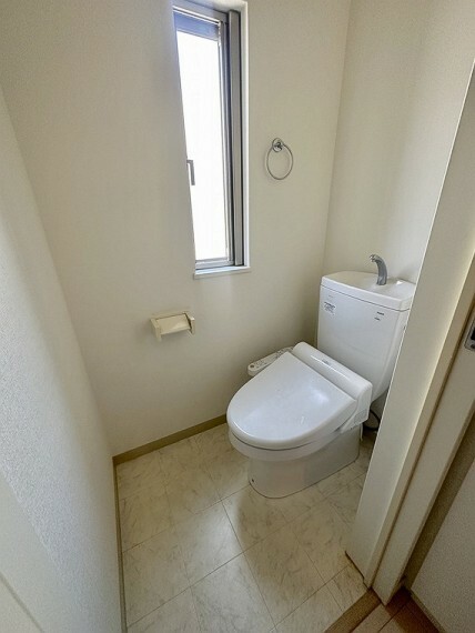 白を基調とした清潔なトイレ・1階。