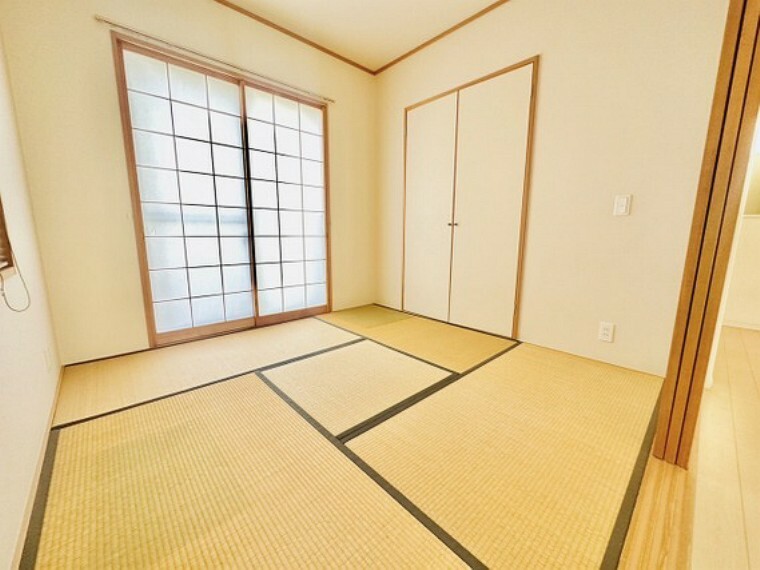 日本人ならこの【和】の匂いや雰囲気がお好きな方も多いのではないでしょうか。居室としてのご利用はもちろん、客間としてもご利用いただけます。リビングと続き間です。